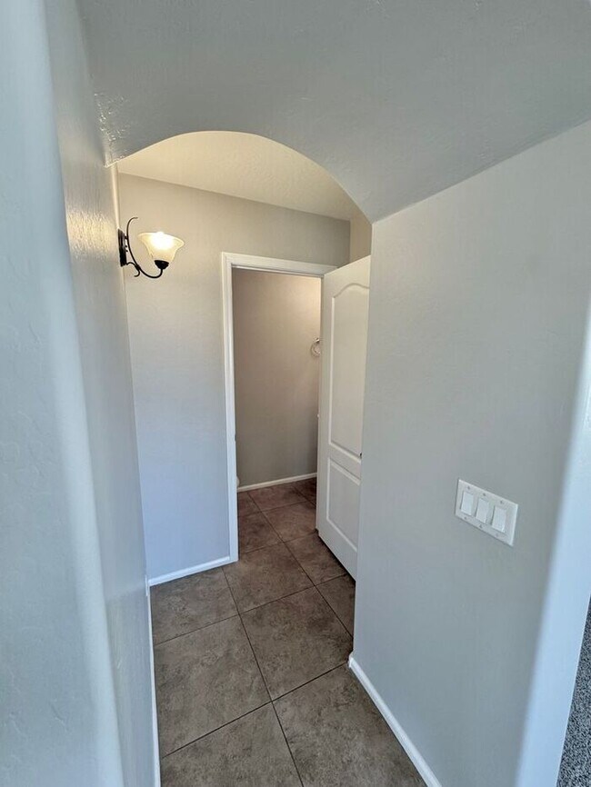 Building Photo - Stunning 4Bedrooms/2.5 Bath Home!