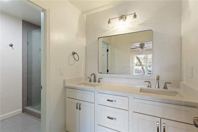 Building Photo - 3355 Pinetree Dr SE