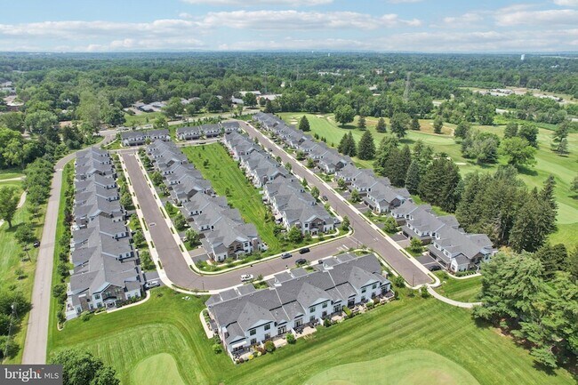Building Photo - 2 Dogleg Ln