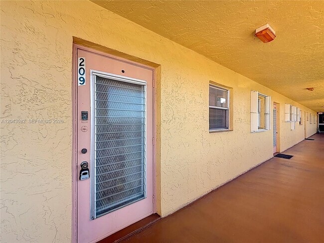 Building Photo - 6750 Royal Palm Blvd