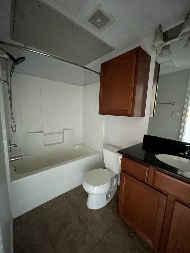 Building Photo - Lakeridge Townhomes - Unit 2211