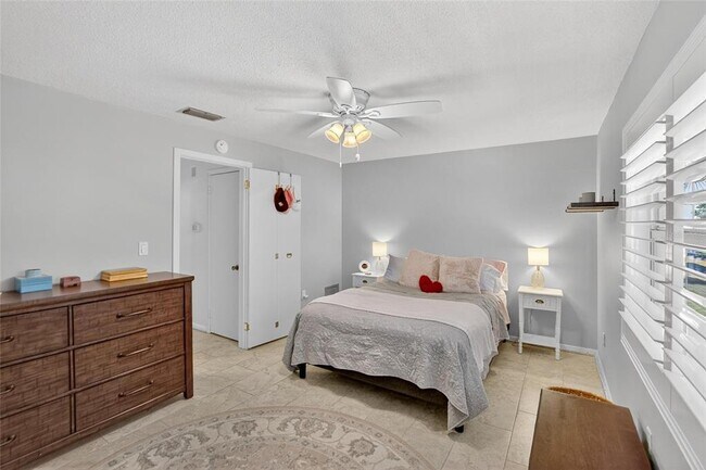 Building Photo - 650 Pinellas Point Dr S