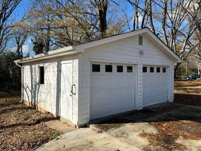 Building Photo - Charming 2-bedroom, 1-bathroom house
