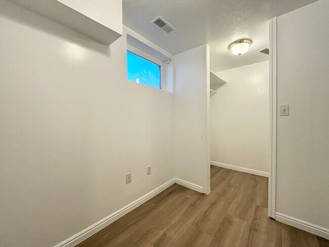 Building Photo - 2028 Sunnyside Ave S