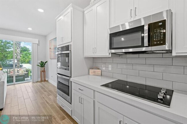 Building Photo - 245 Preserve Trl S