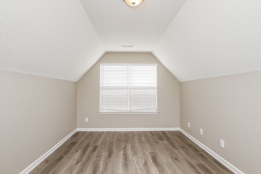 Building Photo - 141 Peterborough Dr