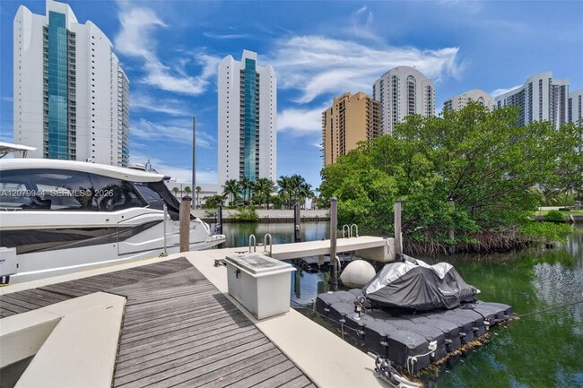 Building Photo - 16500 Collins Ave
