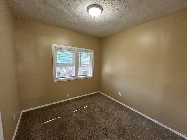 Building Photo - 3 bed / 1 bath home near 27th and Randolph.