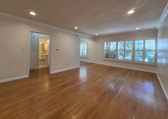 Building Photo - Charming One Bedroom, One Bath Unfurnished Apartment