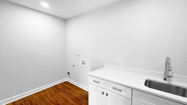 Building Photo - 1049 N Idlewild St