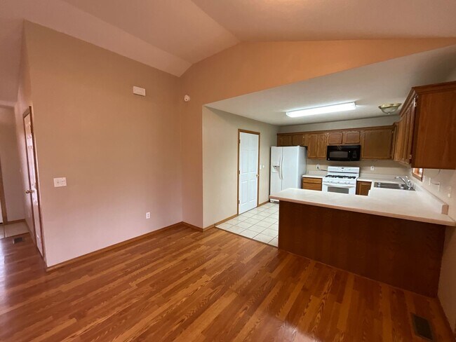 Building Photo - Beautiful Home on Private Setting