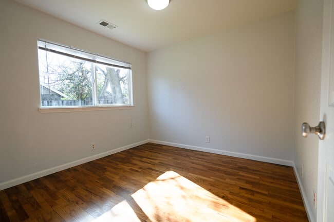 Building Photo - 652 Cypress Ave