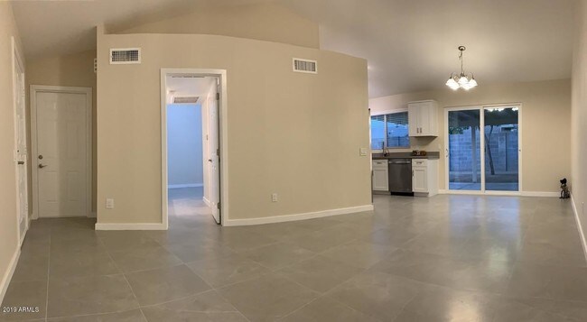 Building Photo - 3014 W Runion Dr