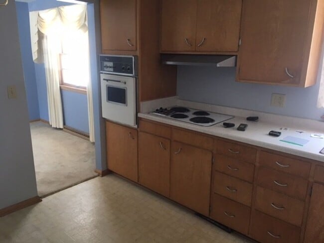 Building Photo - 3 Bedroom Home w/ Attached garage & Large basement. Washer/Dryer Included