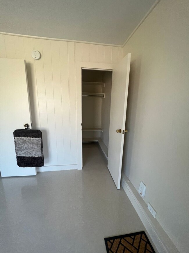 Building Photo - Cozy 1 bedroom “bachelor” in Kaimuki w/par...