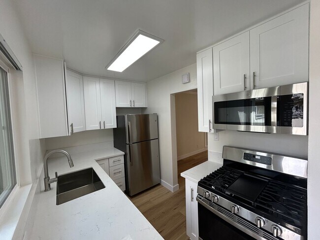 Building Photo - 1 Bed/1 Bath Pacific Beach