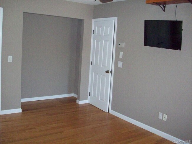 Building Photo - 6 Regent Dr