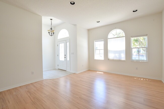 Building Photo - AMAZING 4 Bed 2 Bath Home For Rent in Sanf...