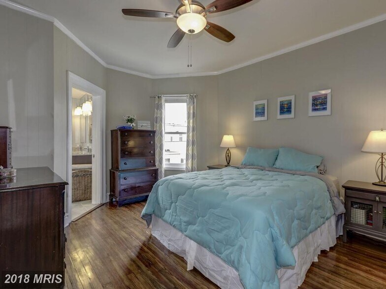 Master bedroom (top floor) with en suite bath - 616 Lamont St NW