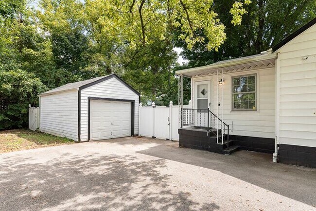 Building Photo - Great Broad Ripple Location With Fenced Backyard!