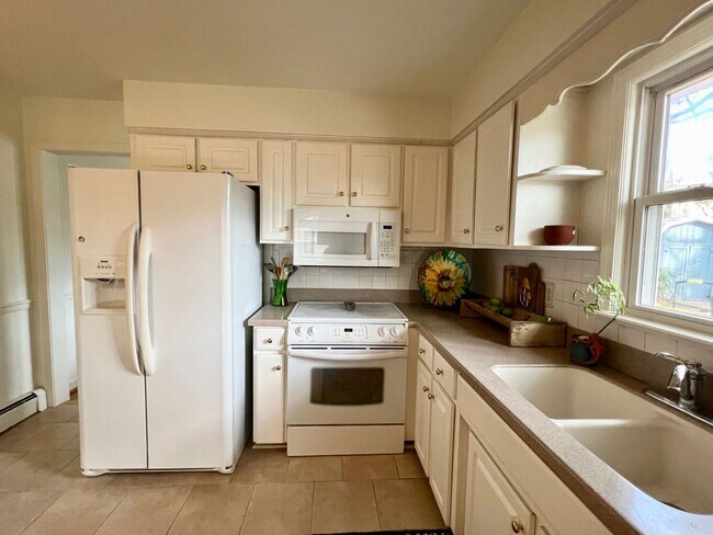 Building Photo - 3BD/ 2BA Brick Ranch in Lakeview Smith Terrace! Gorgeous Private Back Yard! Available NOW!