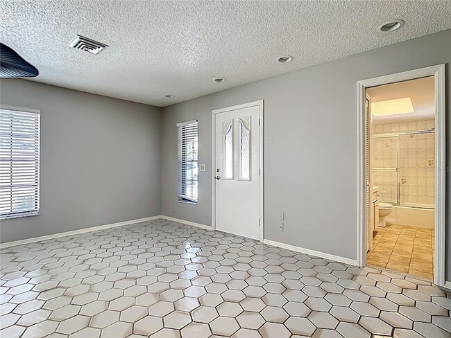 Building Photo - 813 Ormond St