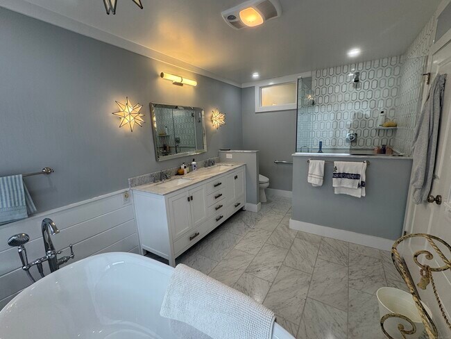 Building Photo - 1 Island Dr