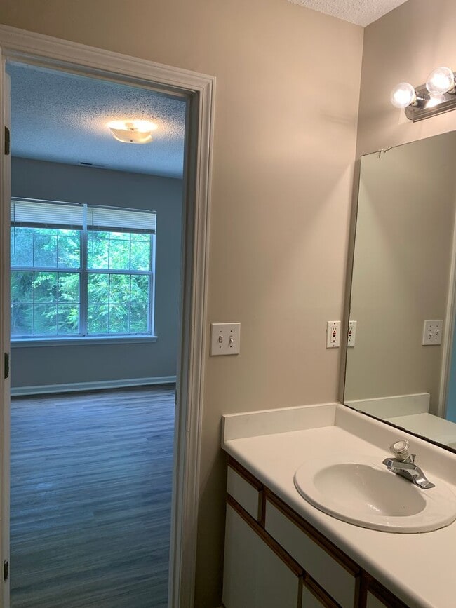 Building Photo - 2114 Wisteria Dr