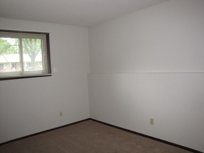 Building Photo - Great location *4Bed*2Bath home in Cottage Grove. Avail NOW.