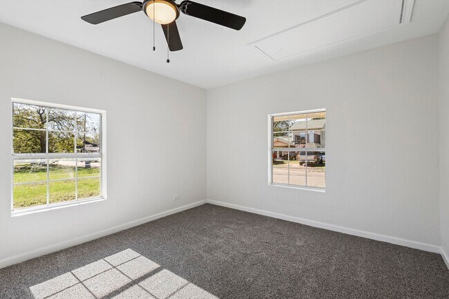 Building Photo - BEAUTIFUL- UPDATED 3 bedroom 1 Bath in Cleburne!