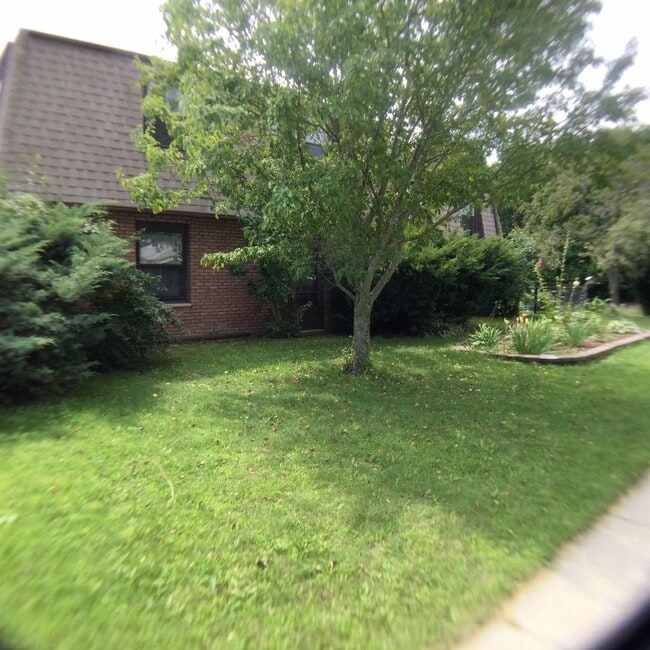 Building Photo - 201 W Oak St