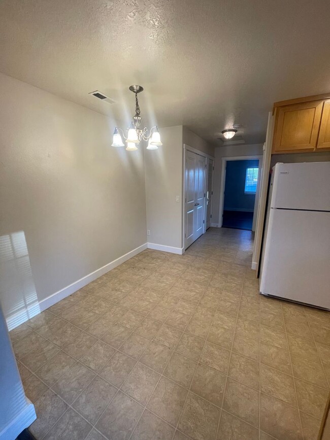 Building Photo - **MOVE IN SPECIAL**Convieniently located c...