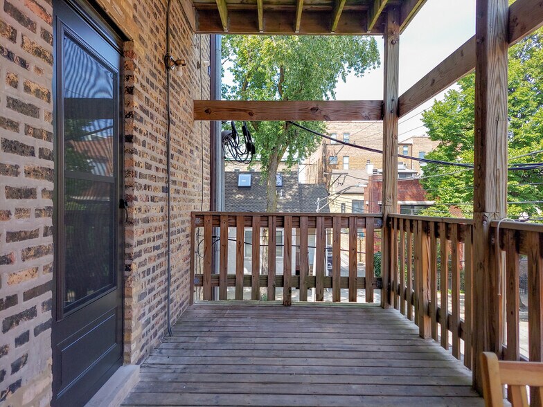 Building Photo - 2057 W Dickens Ave