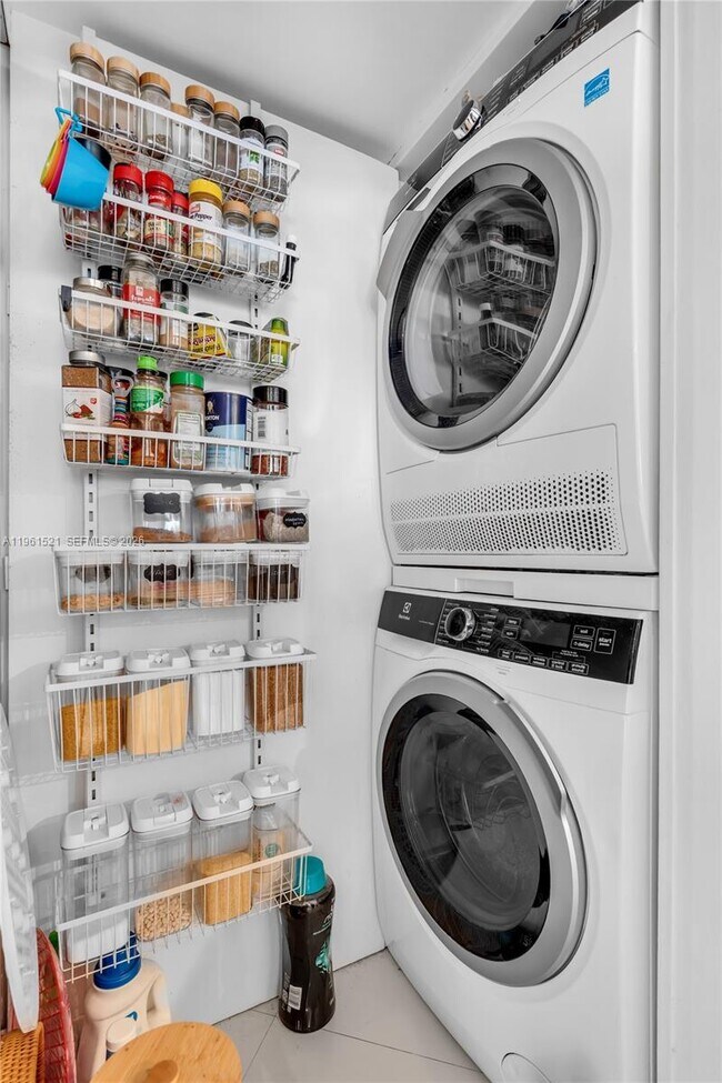 Building Photo - 1925 Brickell Ave