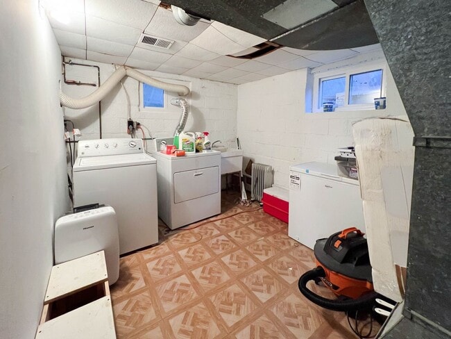 Building Photo - 50's Rambler with 5 BR & 3 BA in One of th...