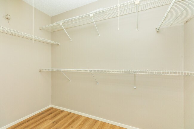 Building Photo - 7128 N Holiday Dr