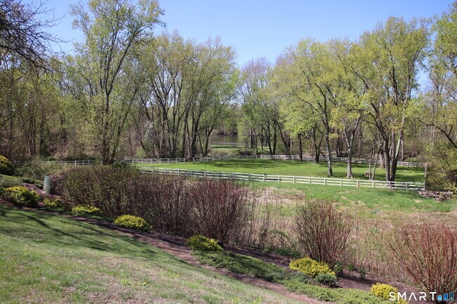 Building Photo - 53 Hollister Way N