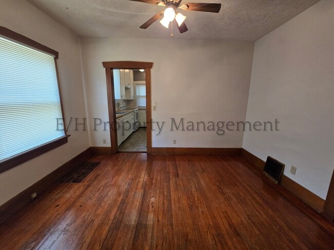 Building Photo - 615 S Volutsia Ave