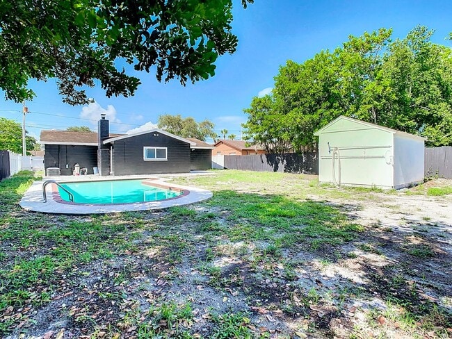 Building Photo - Stunning Rental Pool House in South St. Pe...