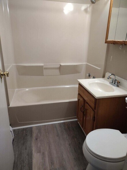 bathroom - 261 William St