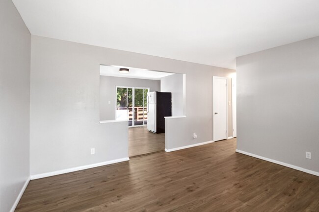 Building Photo - Move-in-Ready Single Family Home with Deta...