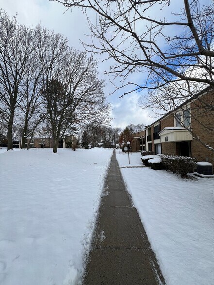 Building Photo - 18411 University Park Dr