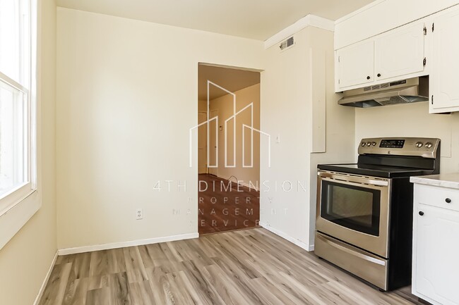 Building Photo - Charming 3 Bedroom Rental Home with Spacio...