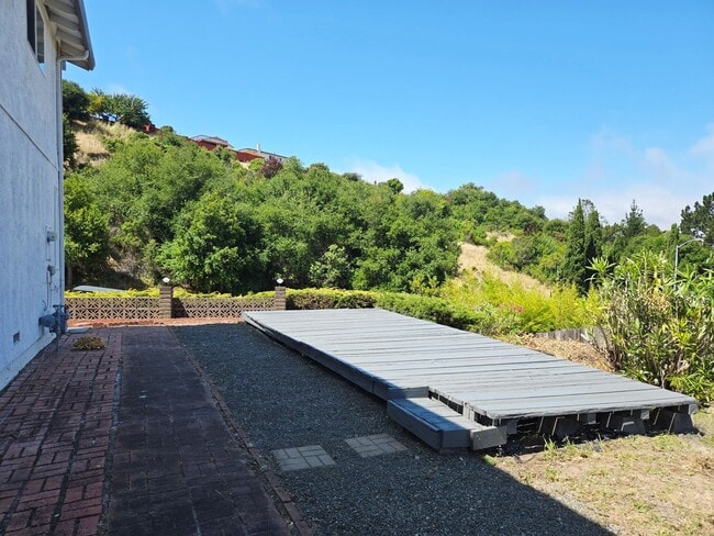 Building Photo - Tri-level Single Family Home