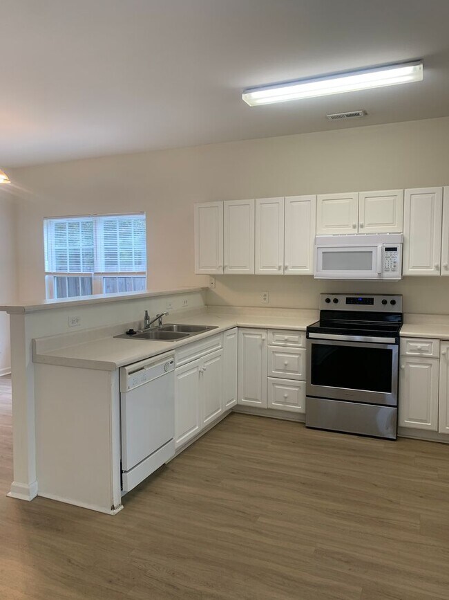 Building Photo - $500 OFF 1ST MONTHS RENT! 3 Bedroom 2 Bath House Available now on Charter Drive