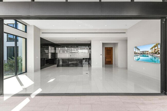 Building Photo - 6587 N Palmeraie Blvd