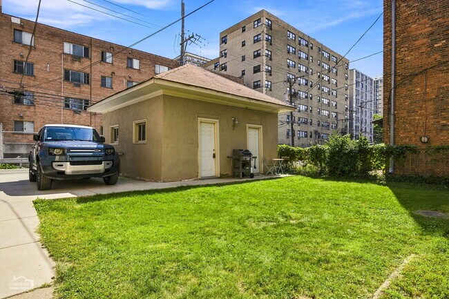 Building Photo - 5829 N Kenmore Ave