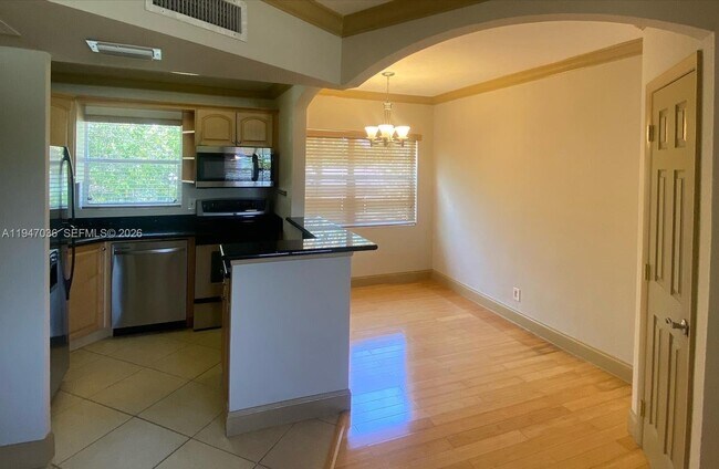 Building Photo - 744 NE 14th Ave