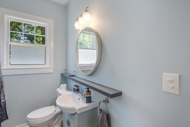 Building Photo - 4041 Pine Hill Dr