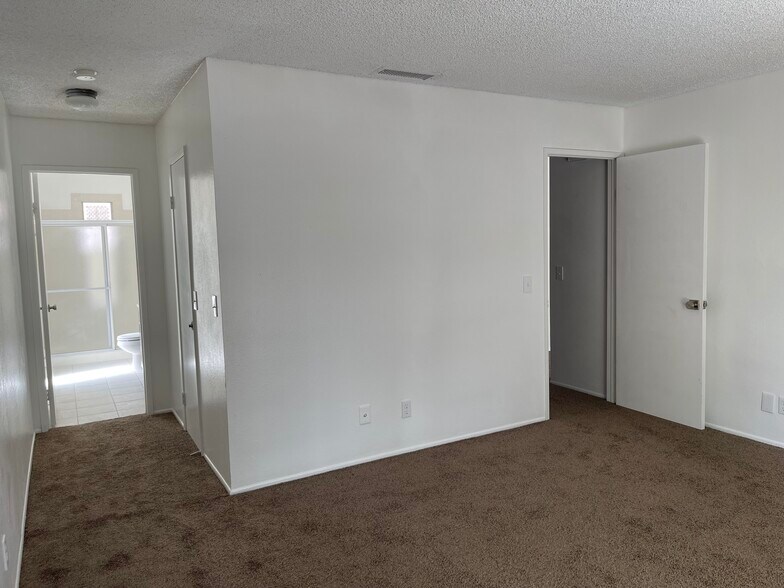 Building Photo - 1825 Silver Oak Way